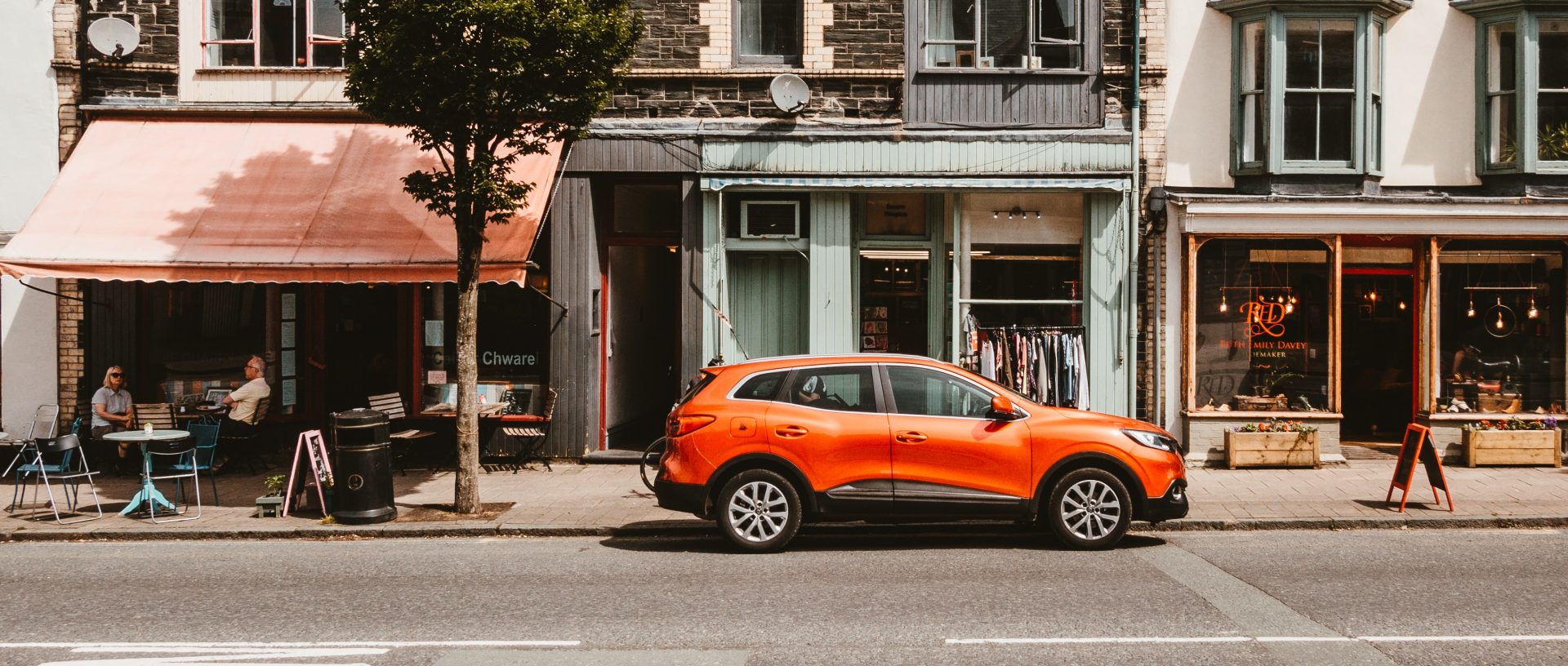 De SUV heeft alles in zich wat in een stad niet thuishoort.